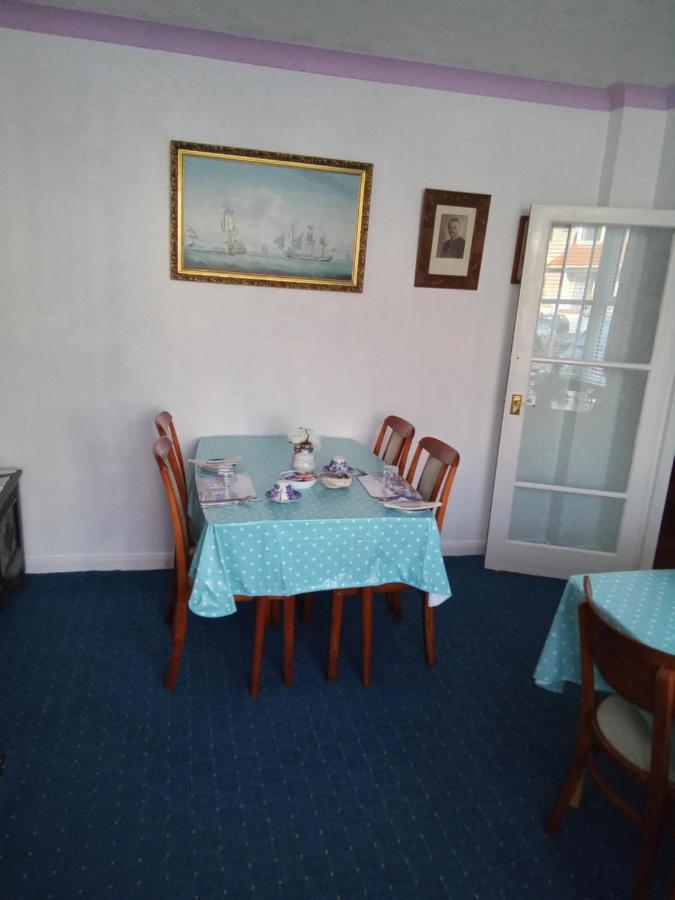 Applebys Guest House Holyhead Extérieur photo